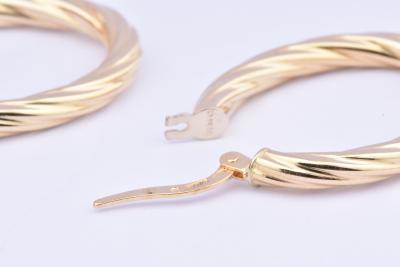 Belle paire de boucles d'oreilles créoles ovales en or 18 carat (750 millième). 2