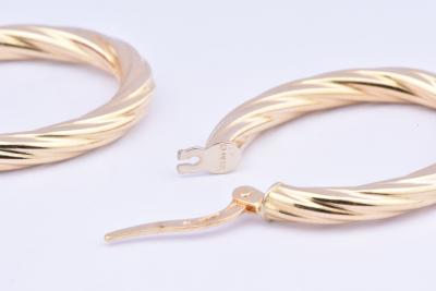 Belle paire de boucles d'oreilles créoles ovales en or 18 carat (750 millième). 2