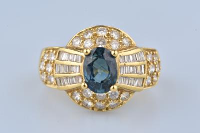 Belle bague en or jaune 18 carat ornée de sahirs et diamants 2