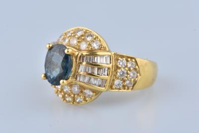 Belle bague en or jaune 18 carat ornée de sahirs et diamants 2