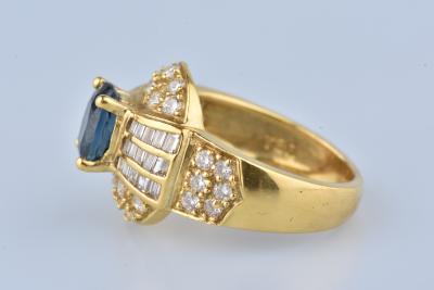 Belle bague en or jaune 18 carat ornée de sahirs et diamants 2