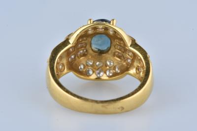 Belle bague en or jaune 18 carat ornée de sahirs et diamants 2