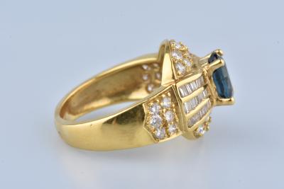 Belle bague en or jaune 18 carat ornée de sahirs et diamants 2