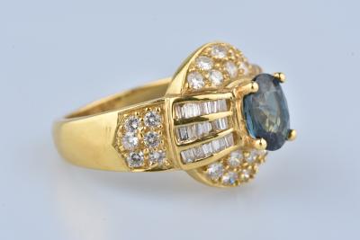 Belle bague en or jaune 18 carat ornée de sahirs et diamants 2