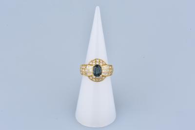 Belle bague en or jaune 18 carat ornée de sahirs et diamants 2