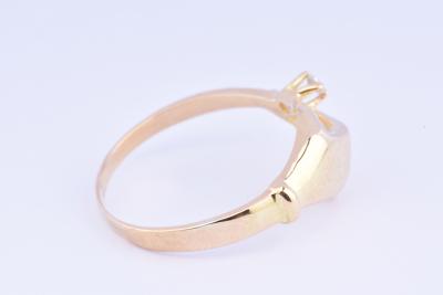 Bague main originale en or jaune ornée d’un  diamant taille brillant de 0.04 ct 2