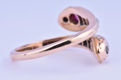 Bague serpent en or rose 18 carat  ornée de diamants, saphir et rubis 2