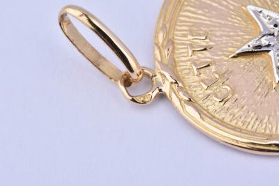 Magnifique pendentif médaillon porte bonheur en or 18 carats (750 millièmes), gravé 