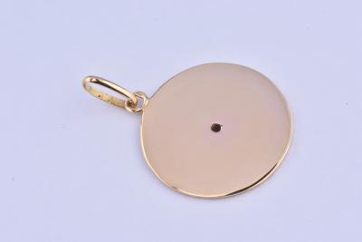 Magnifique pendentif médaillon porte bonheur en or 18 carats (750 millièmes), gravé 