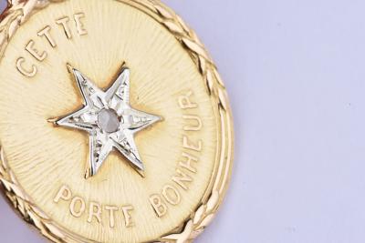 Magnifique pendentif médaillon porte bonheur en or 18 carats (750 millièmes), gravé 