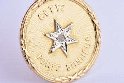 Magnifique pendentif médaillon porte bonheur en or 18 carats (750 millièmes), gravé 