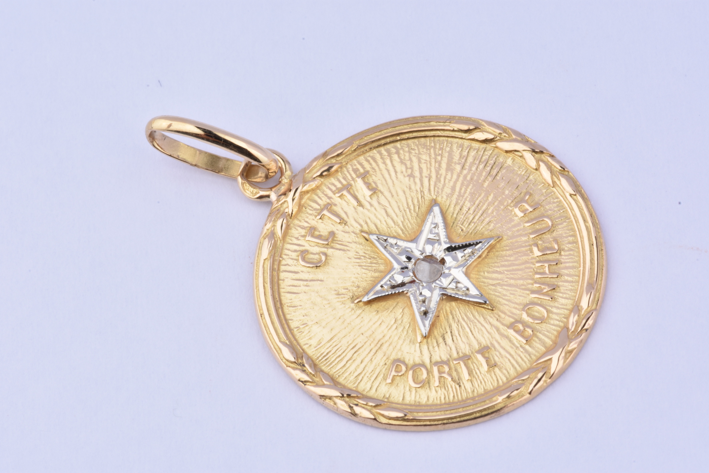 Magnifique pendentif médaillon porte bonheur en or 18 carats (750 millièmes), gravé "cette