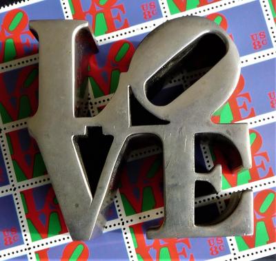 Robert Indiana - Love Chrome ( First Edition 1970 )  + Timbres USA Postal ( 1970 ) 2