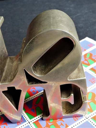 Robert Indiana - Love Chrome ( First Edition 1970 )  + Timbres USA Postal ( 1970 ) 2