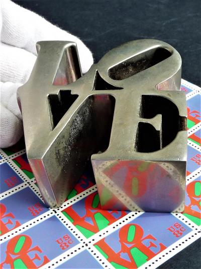 Robert Indiana - Love Chrome ( First Edition 1970 )  + Timbres USA Postal ( 1970 ) 2