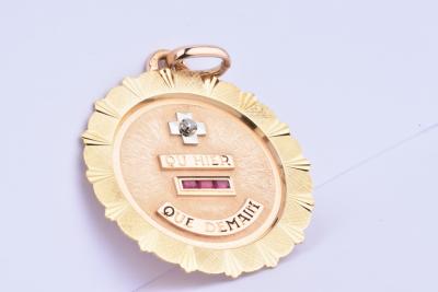 Médaillon de la Maison AUGIS en or 18 carats (750 millièmes), 