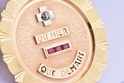 Médaillon de la Maison AUGIS en or 18 carats (750 millièmes), 