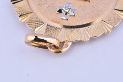 Médaillon de la Maison AUGIS en or 18 carats (750 millièmes), 