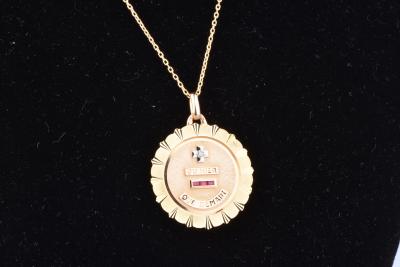 Médaillon de la Maison AUGIS en or 18 carats (750 millièmes), 