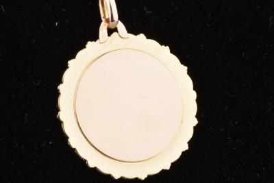 Médaillon de la Maison AUGIS en or 18 carats (750 millièmes), 