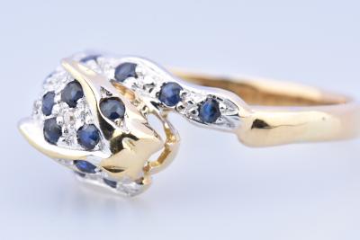 Bague panthère en or bicolore composée de 2 diamants taille brillant de 25 saphirs 2