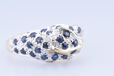 Bague panthère en or bicolore composée de 2 diamants taille brillant de 25 saphirs 2