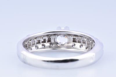 Bague en or blanc composée de 33 oxydes de Zirconium 2