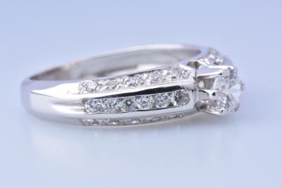 Bague en or blanc composée de 33 oxydes de Zirconium 2