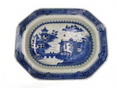 Grande assiette Chinoise 18eme bleu et blanc a décor lacustre. 2