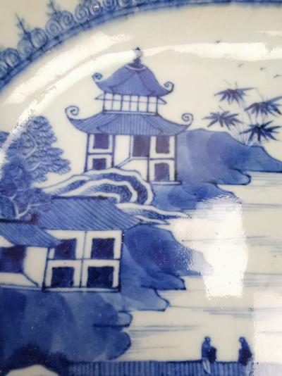 Grande assiette Chinoise 18eme bleu et blanc a décor lacustre. 2