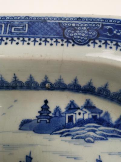 Grande assiette Chinoise 18eme bleu et blanc a décor lacustre. 2