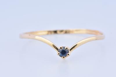 Jolie bague V en or jaune 18 carats (750 millièmes) ornée en son centre d’un saphir rond de 0.03 carat serti de 5 griffes. 2