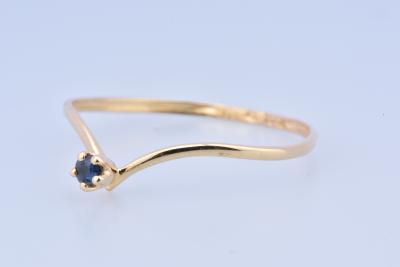 Jolie bague V en or jaune 18 carats (750 millièmes) ornée en son centre d’un saphir rond de 0.03 carat serti de 5 griffes. 2