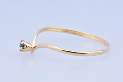 Jolie bague V en or jaune 18 carats (750 millièmes) ornée en son centre d’un saphir rond de 0.03 carat serti de 5 griffes. 2