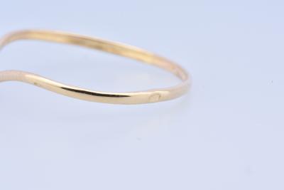Jolie bague V en or jaune 18 carats (750 millièmes) ornée en son centre d’un saphir rond de 0.03 carat serti de 5 griffes. 2