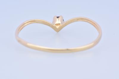 Jolie bague V en or jaune 18 carats (750 millièmes) ornée en son centre d’un saphir rond de 0.03 carat serti de 5 griffes. 2