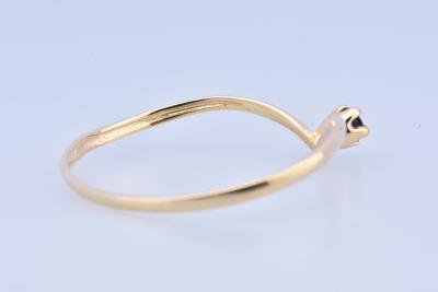 Jolie bague V en or jaune 18 carats (750 millièmes) ornée en son centre d’un saphir rond de 0.03 carat serti de 5 griffes. 2