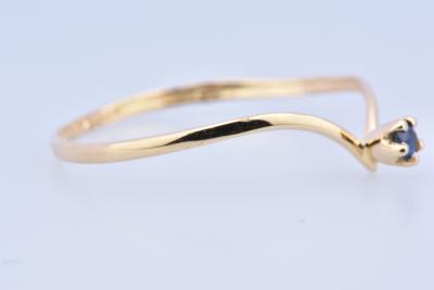 Jolie bague V en or jaune 18 carats (750 millièmes) ornée en son centre d’un saphir rond de 0.03 carat serti de 5 griffes. 2