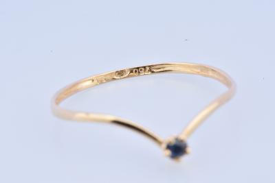 Jolie bague V en or jaune 18 carats (750 millièmes) ornée en son centre d’un saphir rond de 0.03 carat serti de 5 griffes. 2