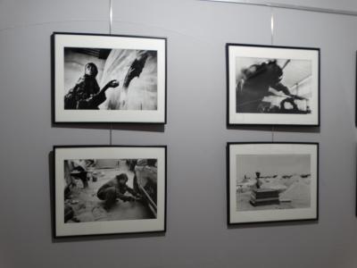 Emmanuelle Barbaras : Femme au tableau, 2018 , Photographie , Oeuvre signée 2