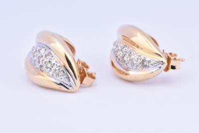 Boucles d’oreilles en or bicolore diamants taille brillant. Fermoir à tige 2