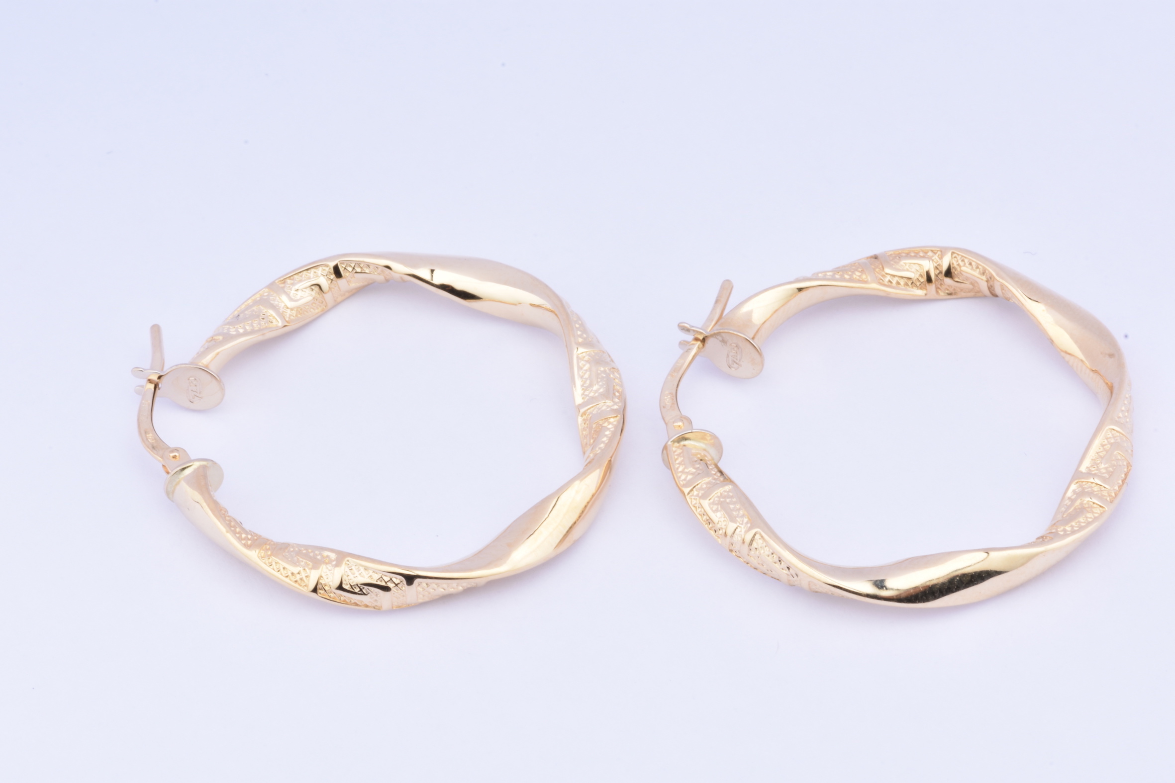 Boucles D'oreilles Créoles Torsadées En Or 9 Carats - Couleur Jaune Pailleté - Occasion