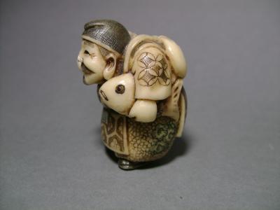 Netsuke en ivoire. Le dieu EBisu pêcheur. Japon époque Taisho. (1912-1928) 2