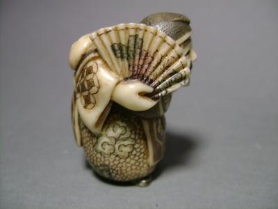 Netsuke en ivoire. Le dieu EBisu pêcheur. Japon époque Taisho. (1912-1928) 2