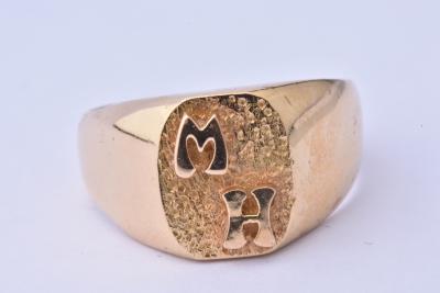 Bague chevalière en or jaune Lettre M H en relief 2