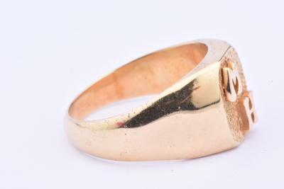 Bague chevalière en or jaune Lettre M H en relief 2