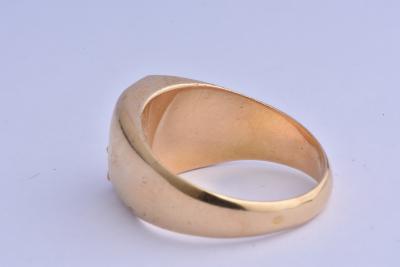 Bague chevalière en or jaune Lettre M H en relief 2