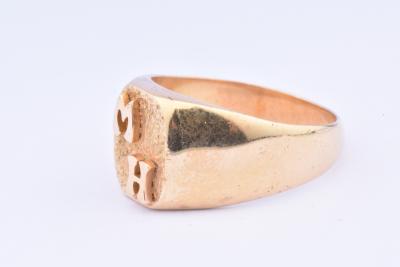 Bague chevalière en or jaune Lettre M H en relief 2