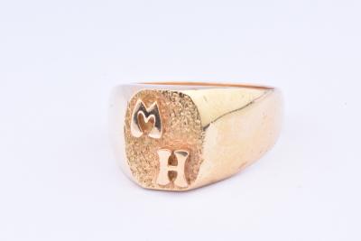 Bague chevalière en or jaune Lettre M H en relief 2
