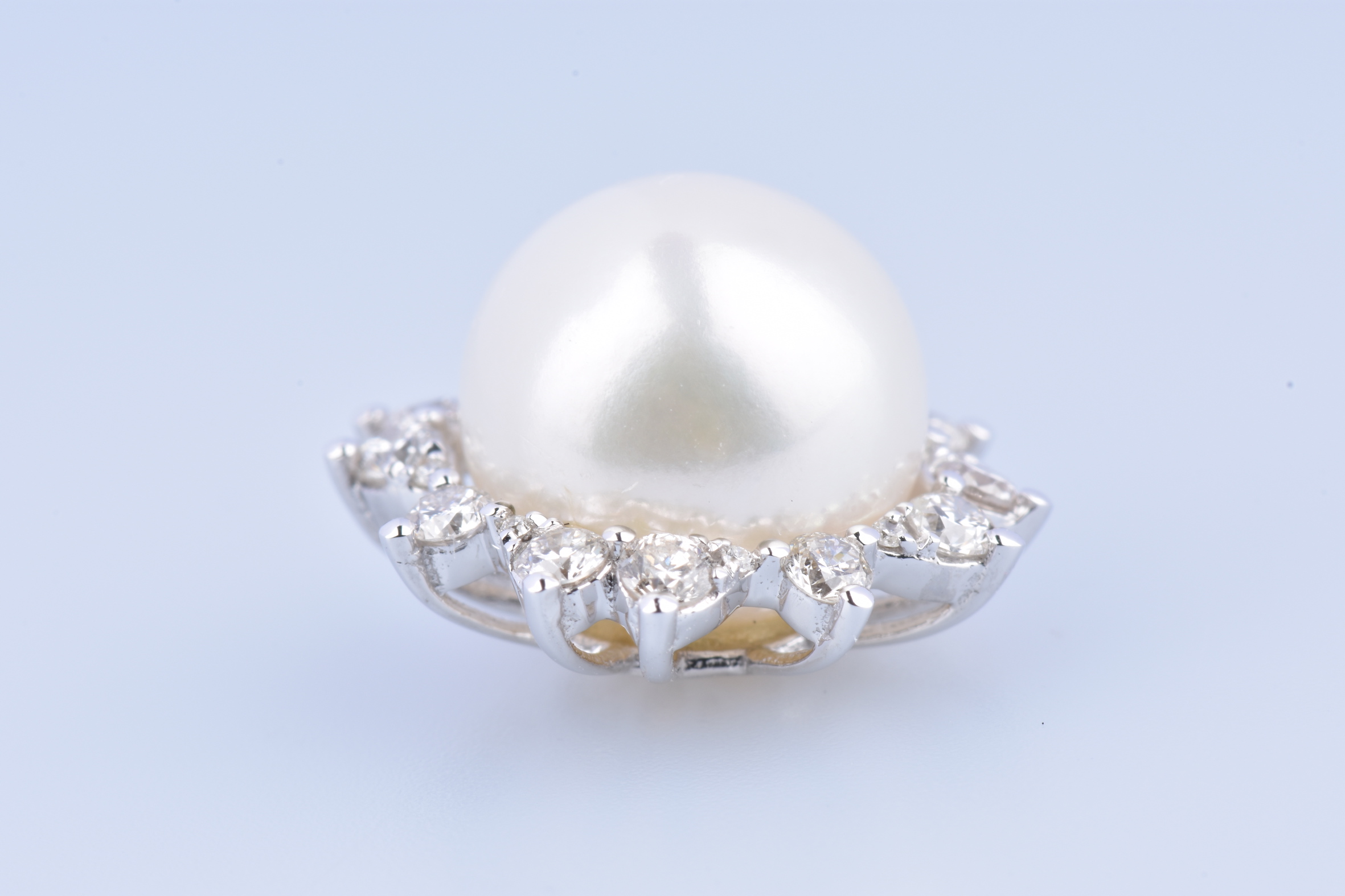 Pendentif En Métal Doré Avec Perle Blanche - Occasion - Style Élégant Et Simple